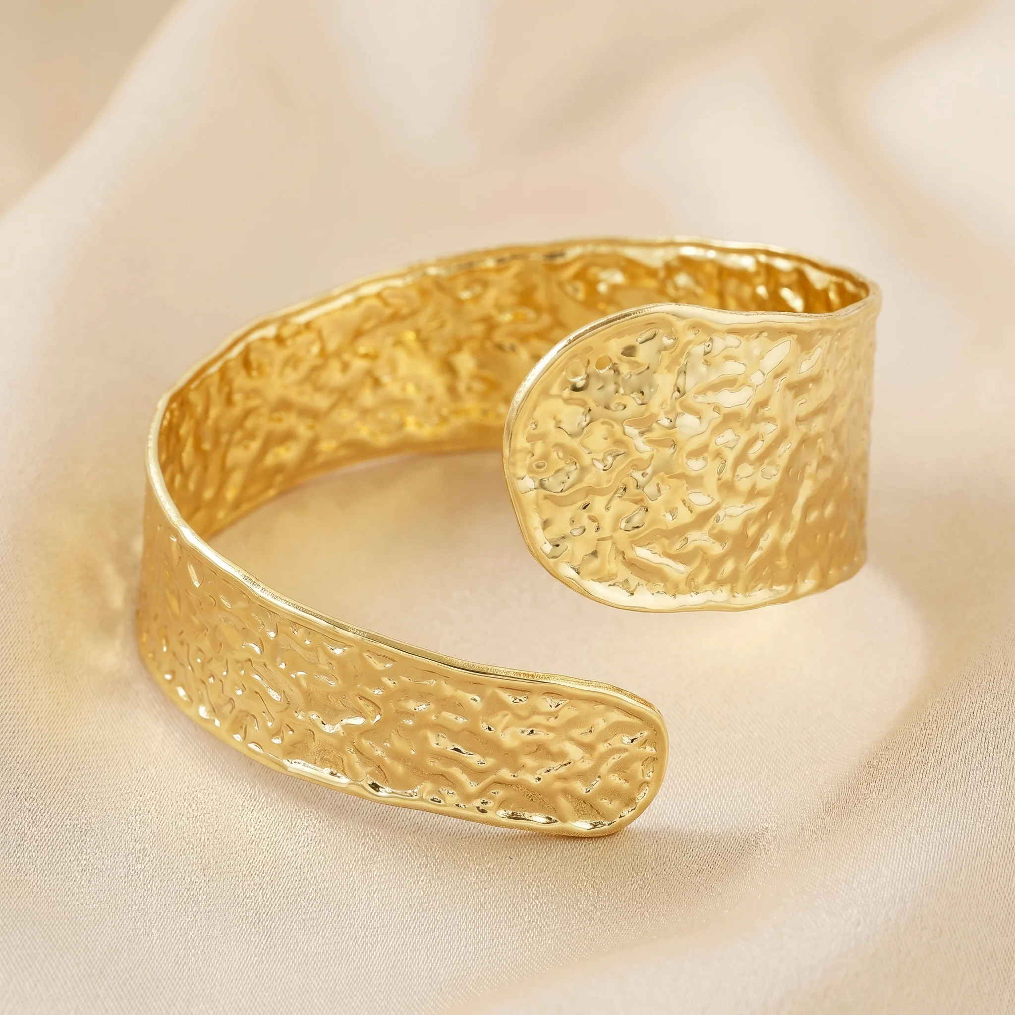 PRAO Bracelet Anti-Tarnish Hammered Texture Cuff (Adjustable Size) - Image 5