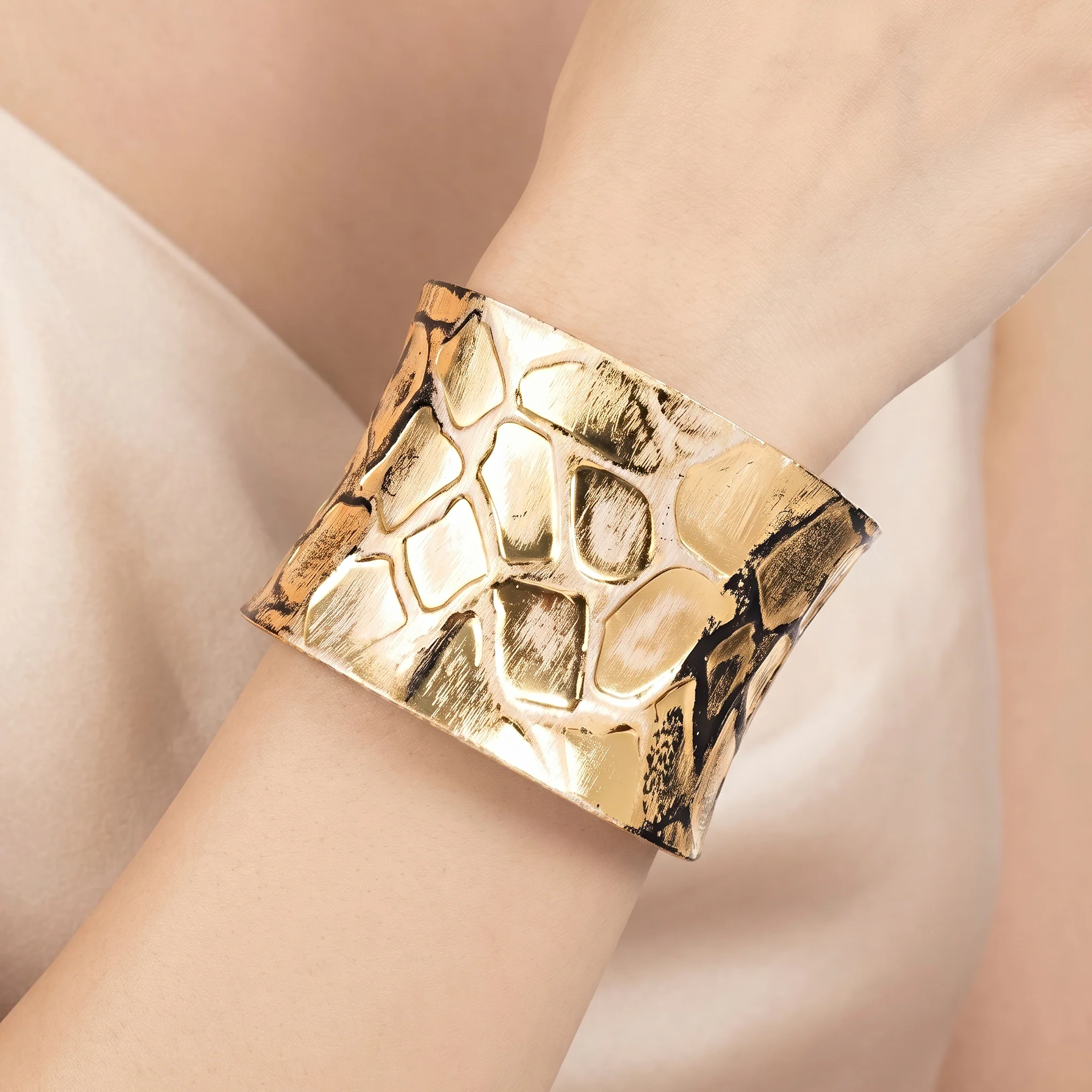 PRAO Bracelet Anti-Tarnish Giraffe Print Wide Cuff (Adjustable Size)